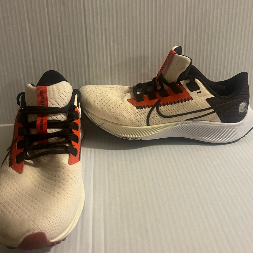 Nike Men's Cream and Black Running Shoes